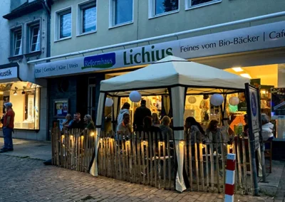 Pavillon mit Lichterkette vor dem Reformhaus Lichius am Markt in Eitorf beim kulinarischen Abend