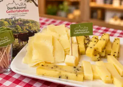 Bio-Heumilchkäse der Dorfkäserei Geifertshofen zum Probieren beim kulinarischen Abend im Reformhaus Lichius