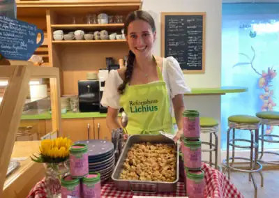 Mitarbeiterin des Reformhaus Lichius serviert ein Dessert mit Tonkazucker im Reformhaus Café