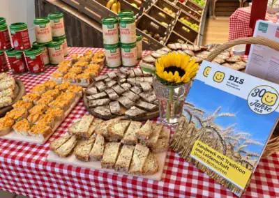 Vollkornbrote der DLS Vollkorn-Mühlenbäckerei mit Aufstrichen zum Probieren beim kulinarischen Abend im Reformhaus Lichius