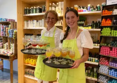 Zwei Mitarbeiterinnen des Reformhaus Lichius reichen Getränke auf Tabletts beim kulinarischen Abend