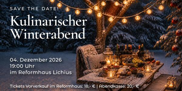 Festlich gedeckter Tisch mit Wein, Käse, Kerzen und Lichterketten in verschneiter Winterlandschaft – Kulinarischer Winterabend im Reformhaus Lichius